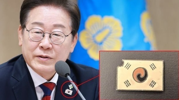 李在明佩戴这枚徽章，是要举起抗日旗帜吗？