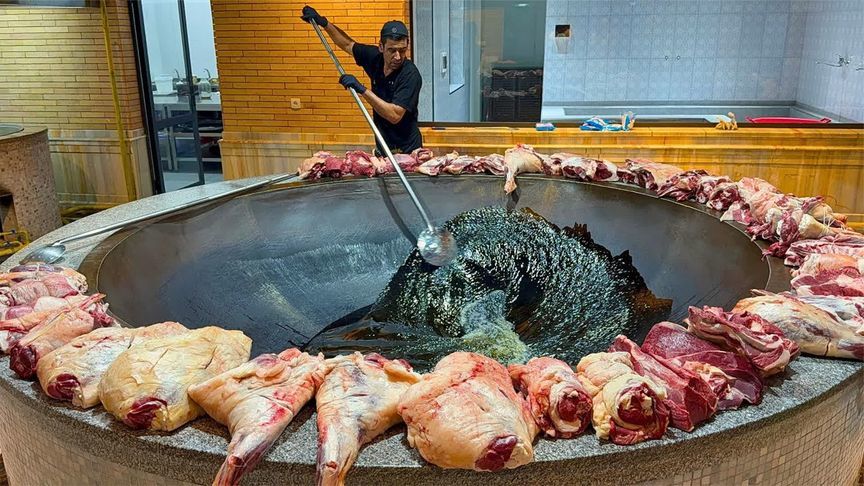 非常受欢迎的大锅肉手扒饭，这一口锅炒出来，能够上百人吃的美食