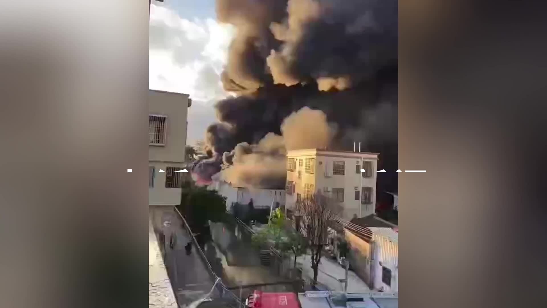 违停车堵消防车被众人掀翻，目击者称车主联系不上，官方通报：将依法追究车主责任