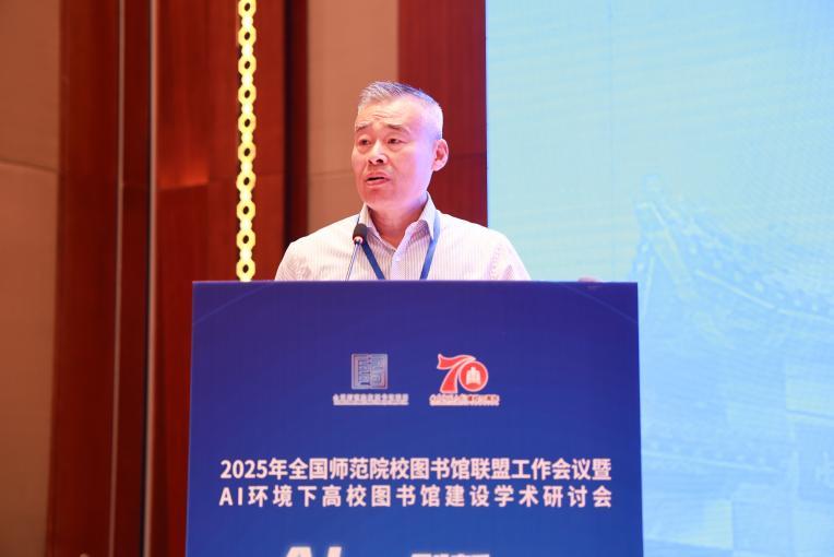 开幕式主持人 王东波