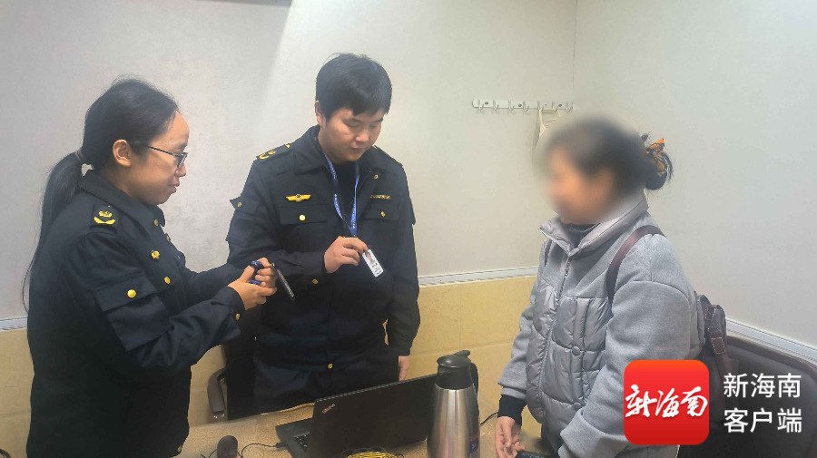 执法人员对涉及企业及人员进行调查。海南省市场监督管理局提供