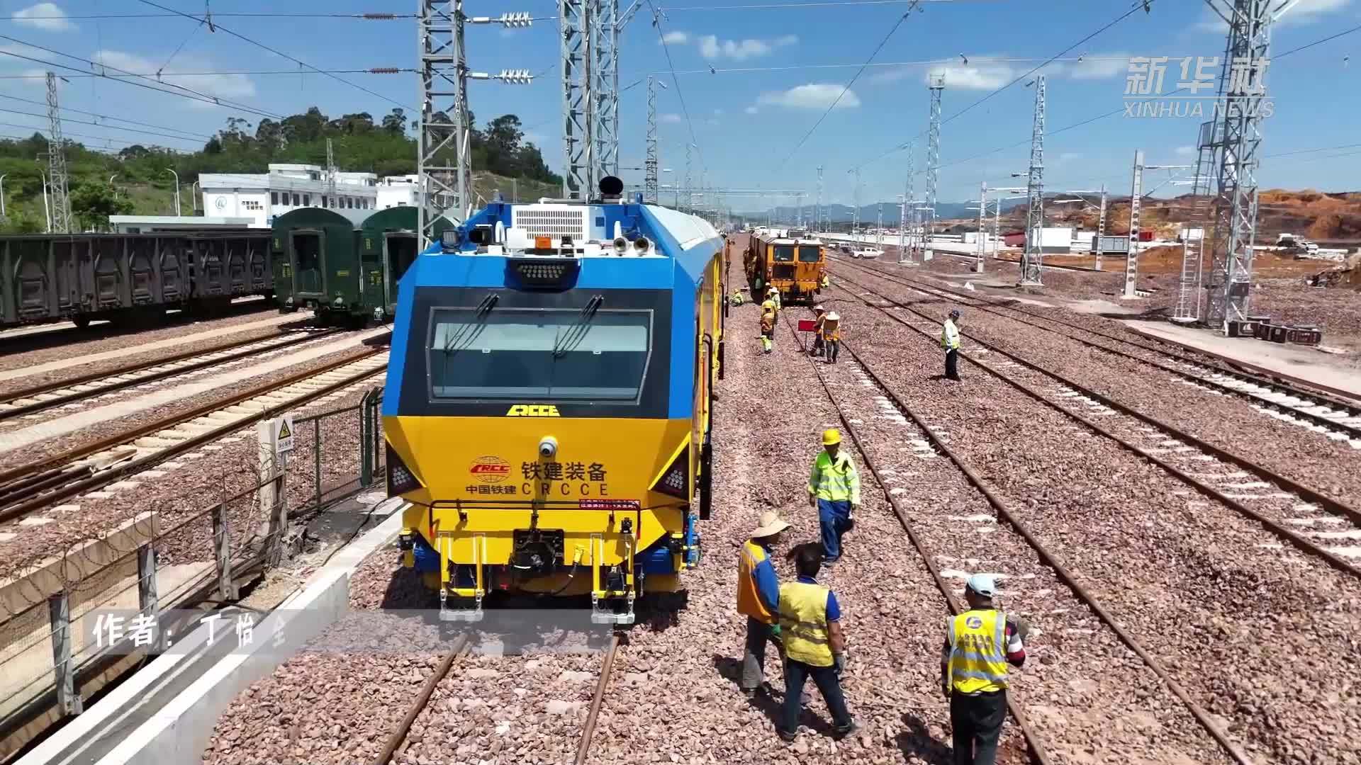 我国首台铁路智能大型养路机械昆明“首秀”