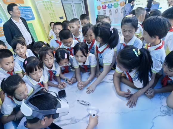 VR学法角色扮演　华亭萌娃法治课收获满满