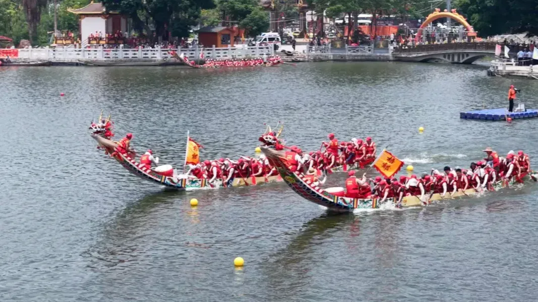 莆田龙舟之所以独特，首先是因为暗含军事智慧的“齐头船”造型