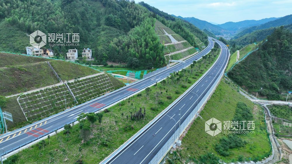 2025 年6月10日，江西交投集团建设的江西省遂（川）至大（余）高速施工现场繁忙有序，127 公里沥青路面铺设及划线工程加速推进，绿化、交安设施等配套工程进入收尾阶段。