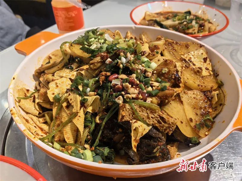 手擀粉和天水麻辣烫　新甘肃&middot;甘肃日报记者　冯乐凯　苏家英　摄