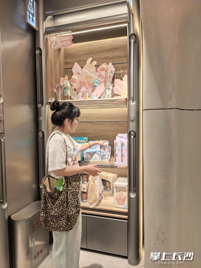 消费者在挑选Labubu相关商品。