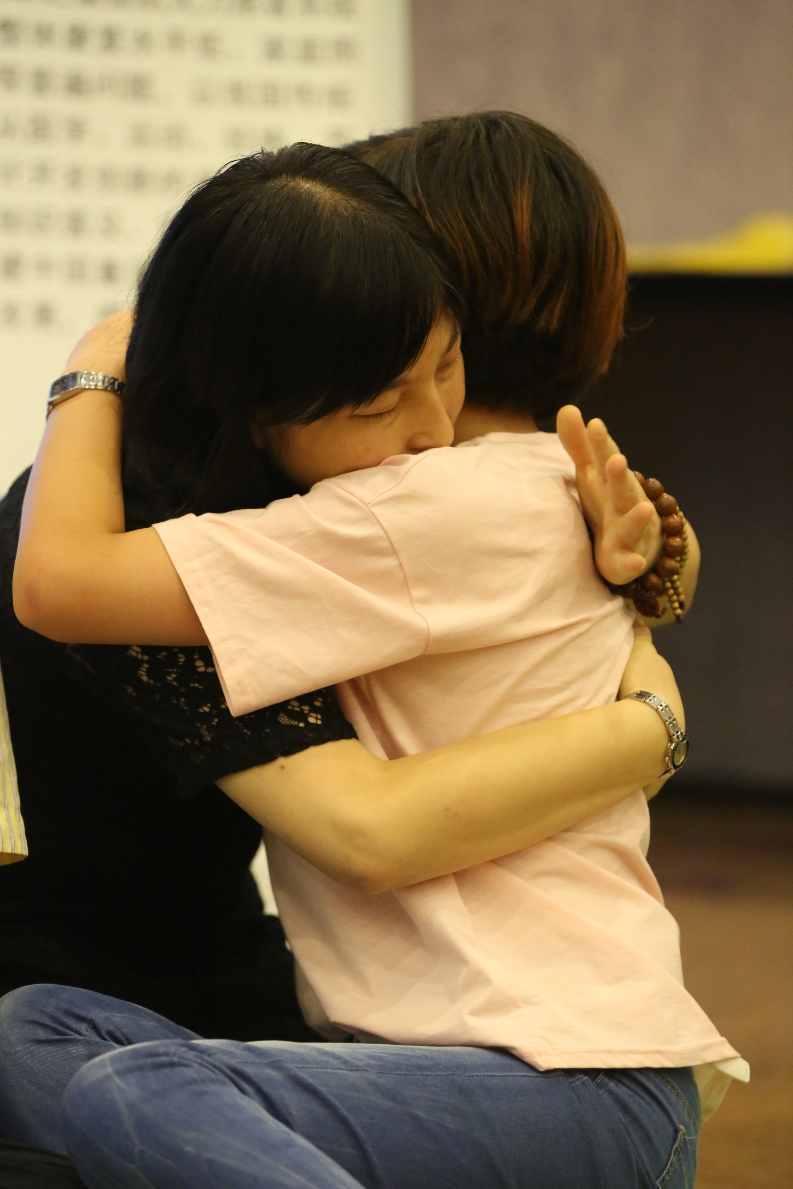 2016年康复活动,清昭与病友在一起。