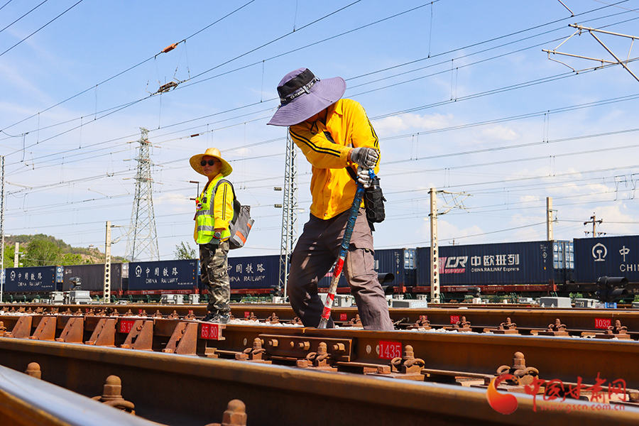 凤凰山下高温巡检忙
