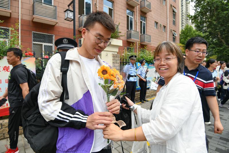 6月7日，在西安市第六中学南校区考点，家长为考生赠送鲜花，祝福考试顺利