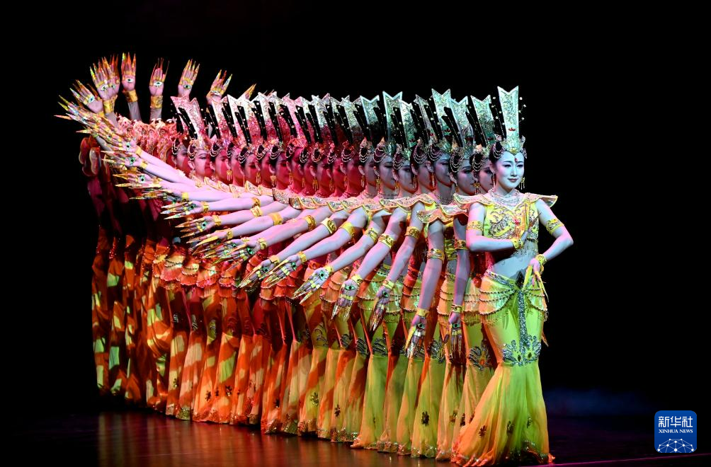 6月8日，中国残疾人艺术团演员在甘肃敦煌大剧院表演大型情景音画剧《千手千眼》。新华社发（张晓亮　摄）