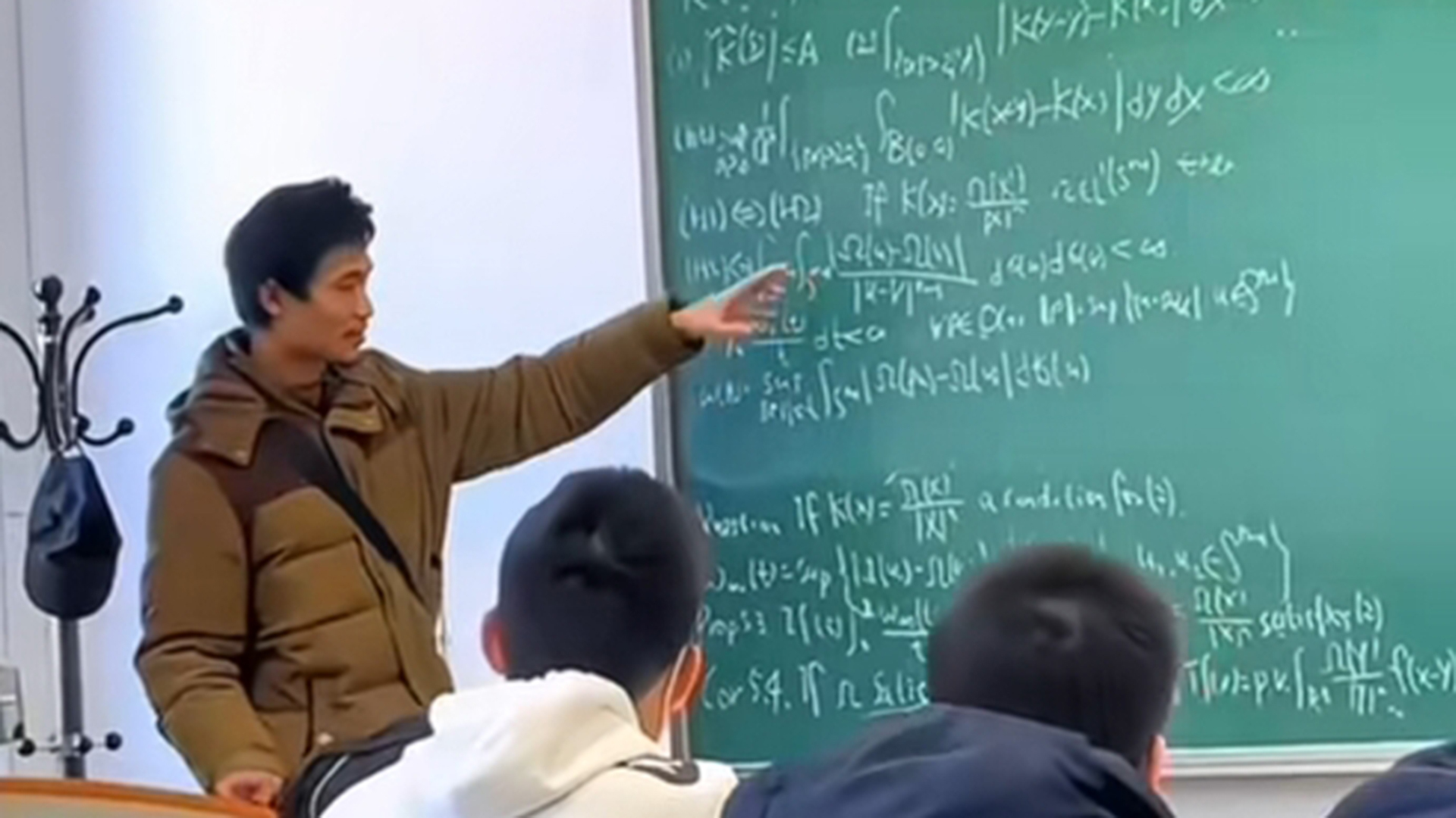 北大回应青年教师韦东奕健康问题，呼吁保护学者让其专心治学