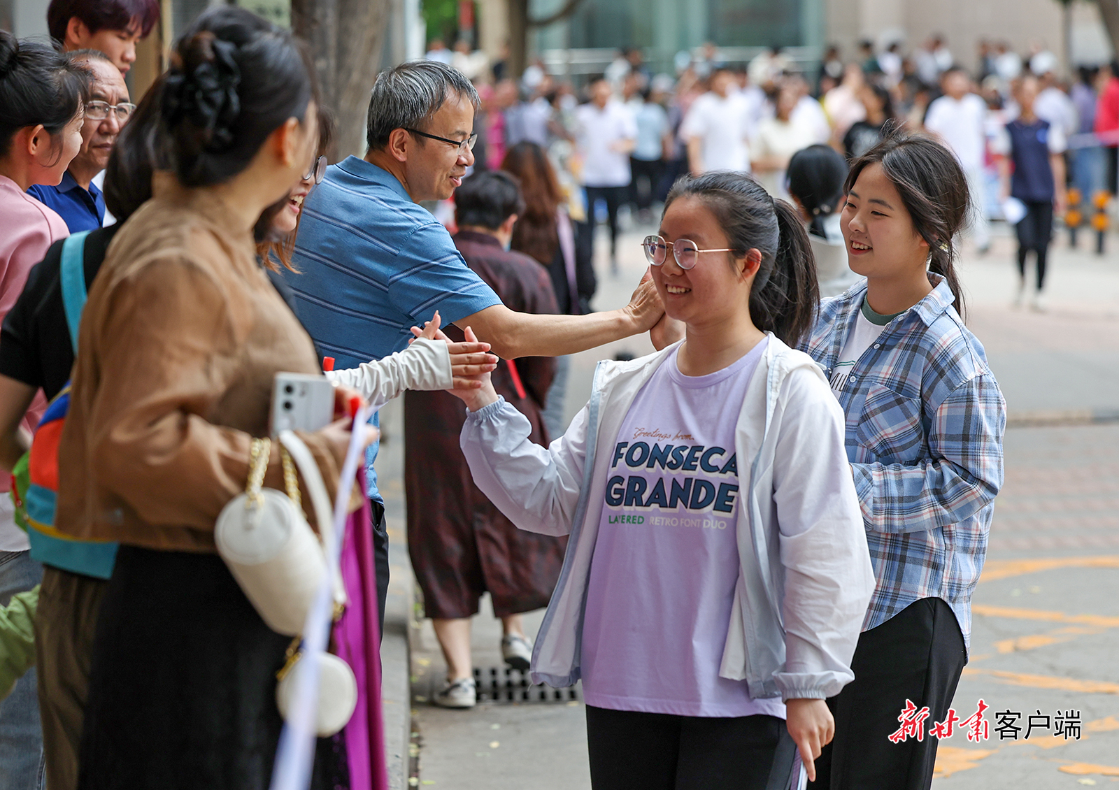 考生走出考场，和亲友击掌。新甘肃&middot;甘肃日报记者　冯乐凯