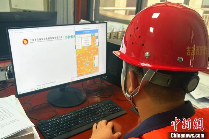图为江西省交通投资集团吉安西管理中心养护人员查看监测数据。江西省交通投资集团吉安西管理中心 供图