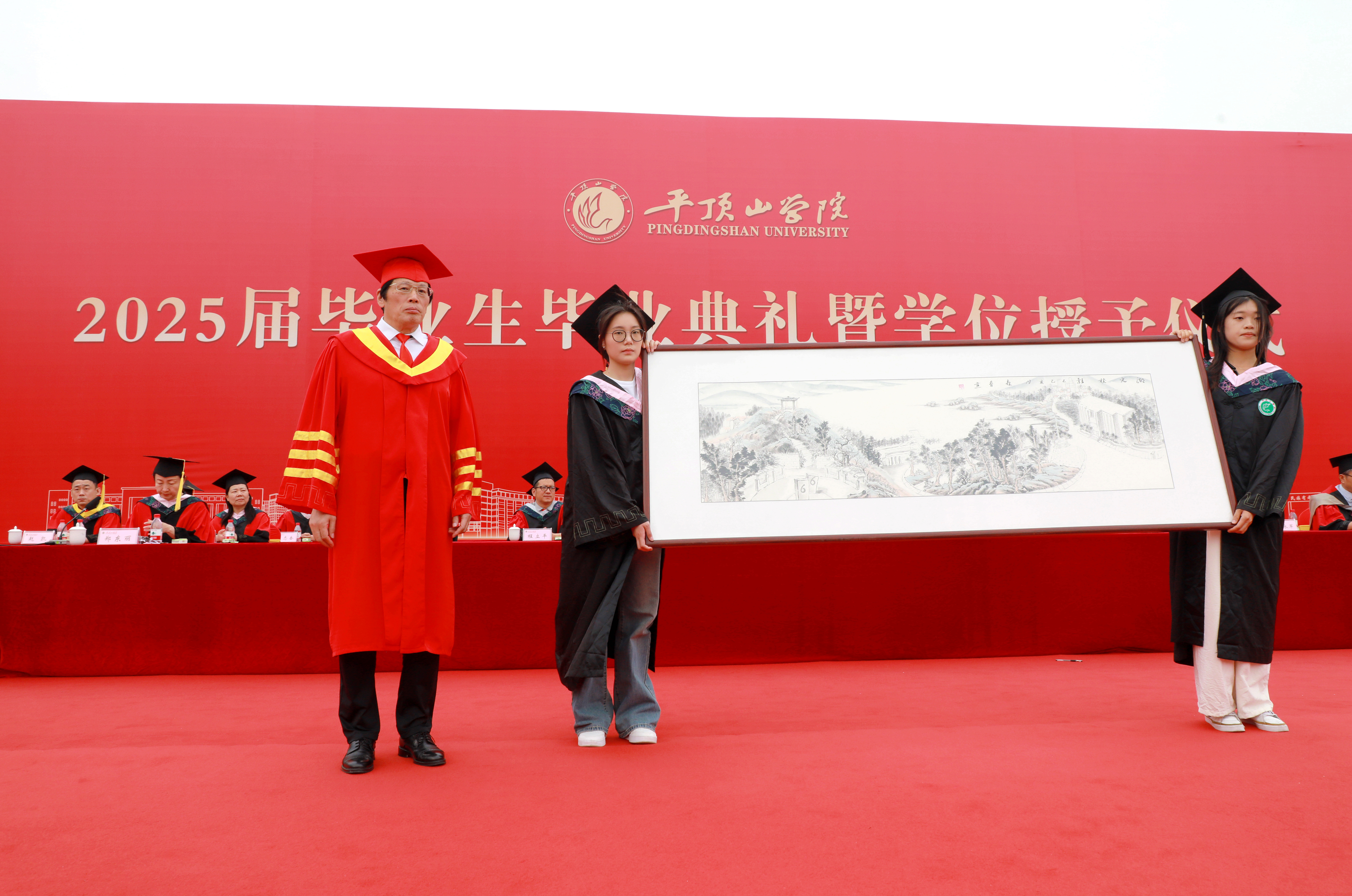 毕业生向学校赠送绘画作品(摄影王卓菲)