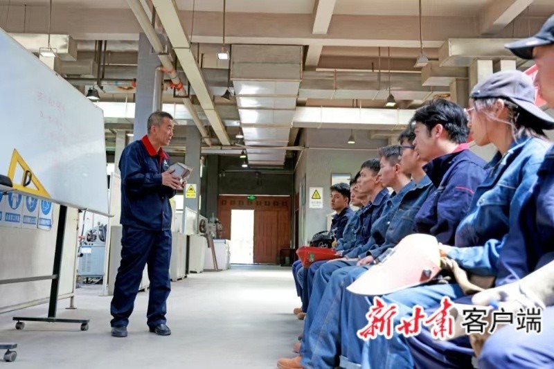 董兵天（左一）为学生讲解焊接理论知识　新甘肃·甘肃日报通讯员　厚银娟　摄