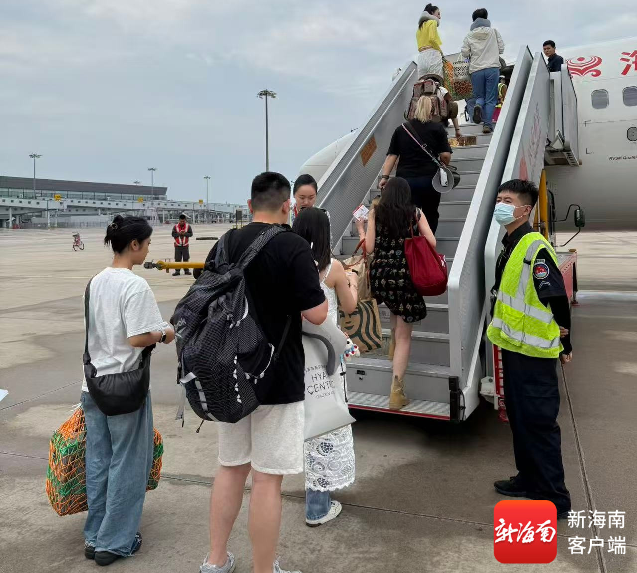 携宠物旅客有序登机。海南航空供图
