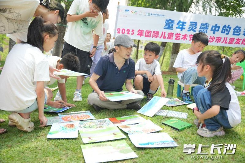 游铁辉老师在与孩子们探讨交流创作心得