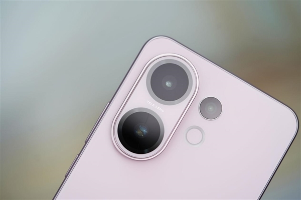 手感绝佳纯直屏,vivo S30桃桃粉图赏