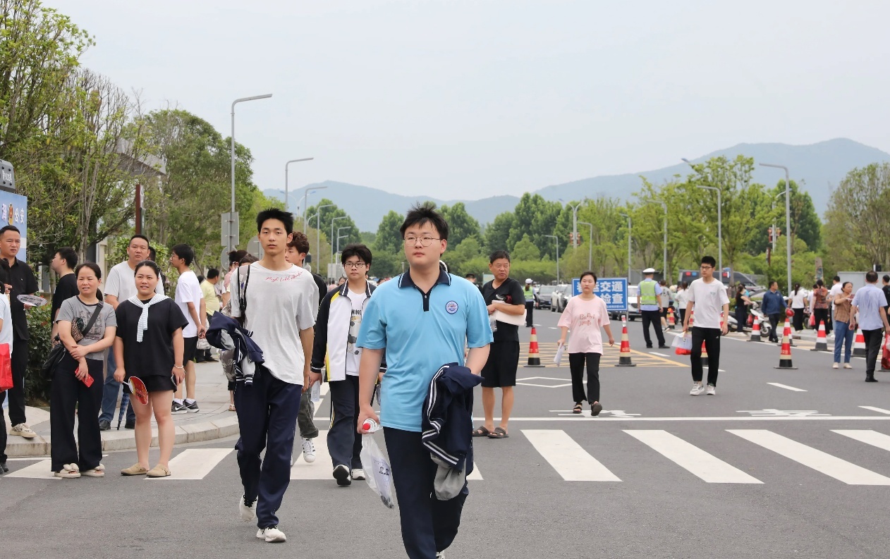 2025年6月7日，高考首日，江西省九江市第一中学考点周边秩序井然，考生们胸有成竹地步入考点。（彭琴 摄）