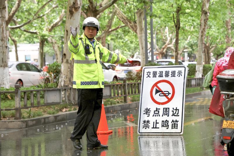 6月7日，交警在西安市第八十二中学考点外疏导交通