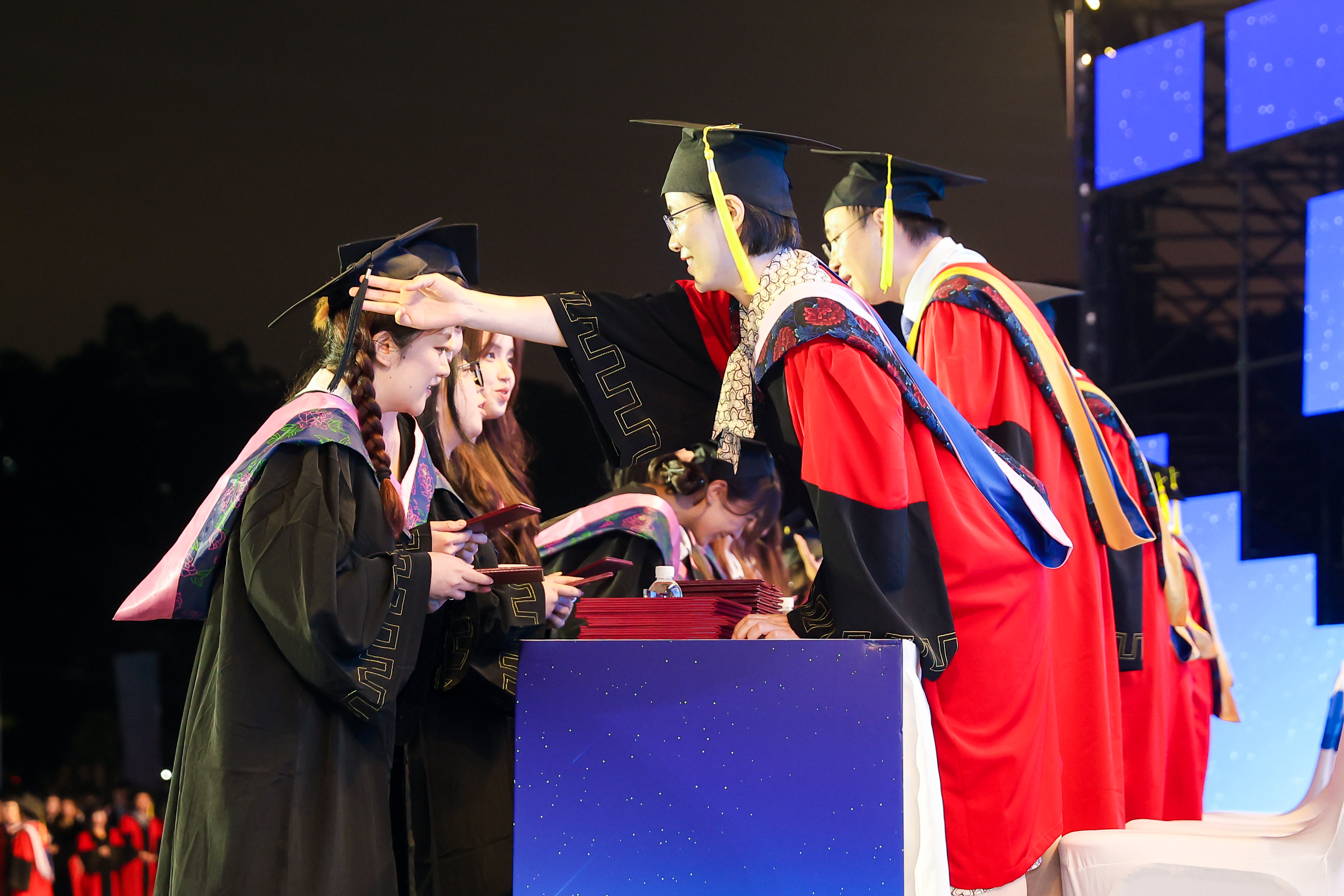 宁波这所高校的毕业典礼燃爆夏夜