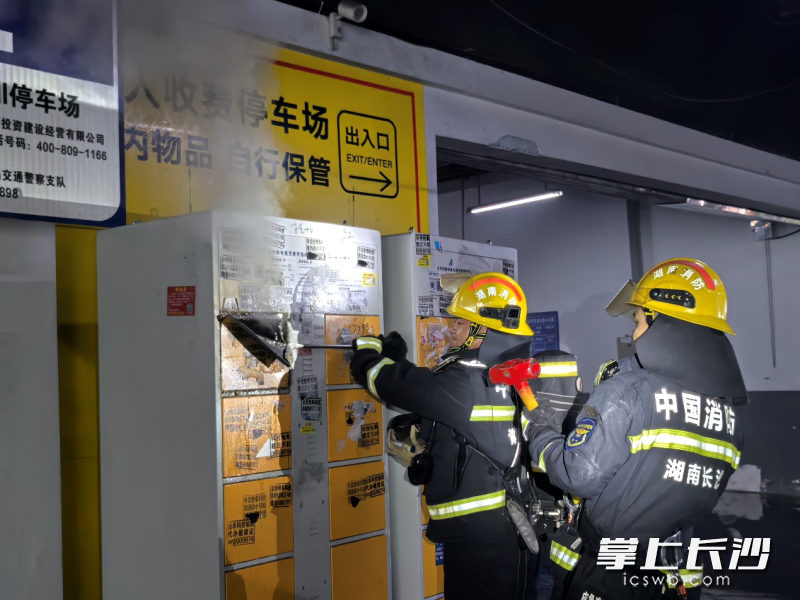 消防员正在处置故障充电柜。 长沙晚报通讯员 杨振宇 摄