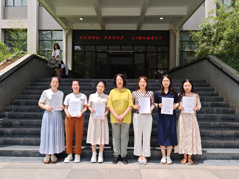 英语学科带头人刘淑颖教授与获奖师生合影