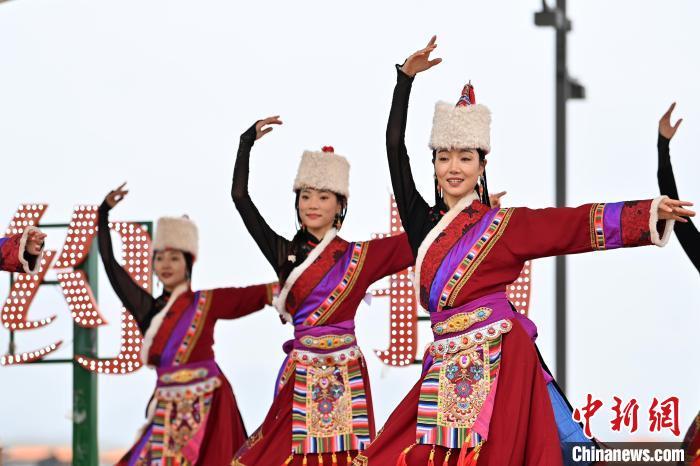 6月9日,甘肃甘南藏族自治州夏河县,当地演员演绎藏族舞蹈。九美旦增 摄