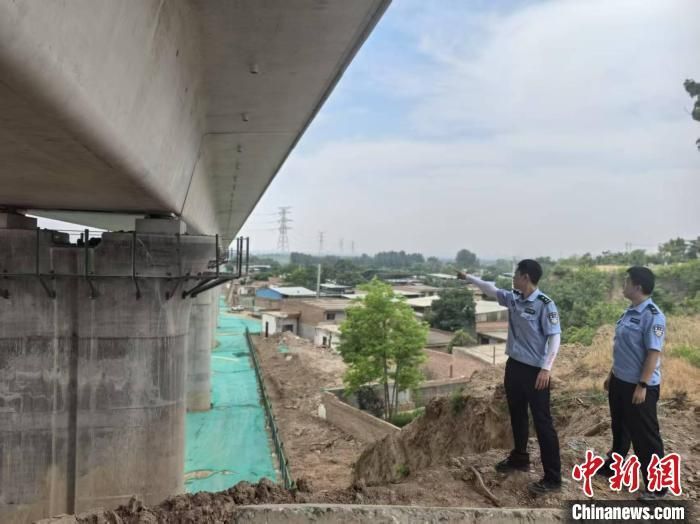 西安铁路公安处民警深入到高铁桥墩开展实地检查。王小东 摄