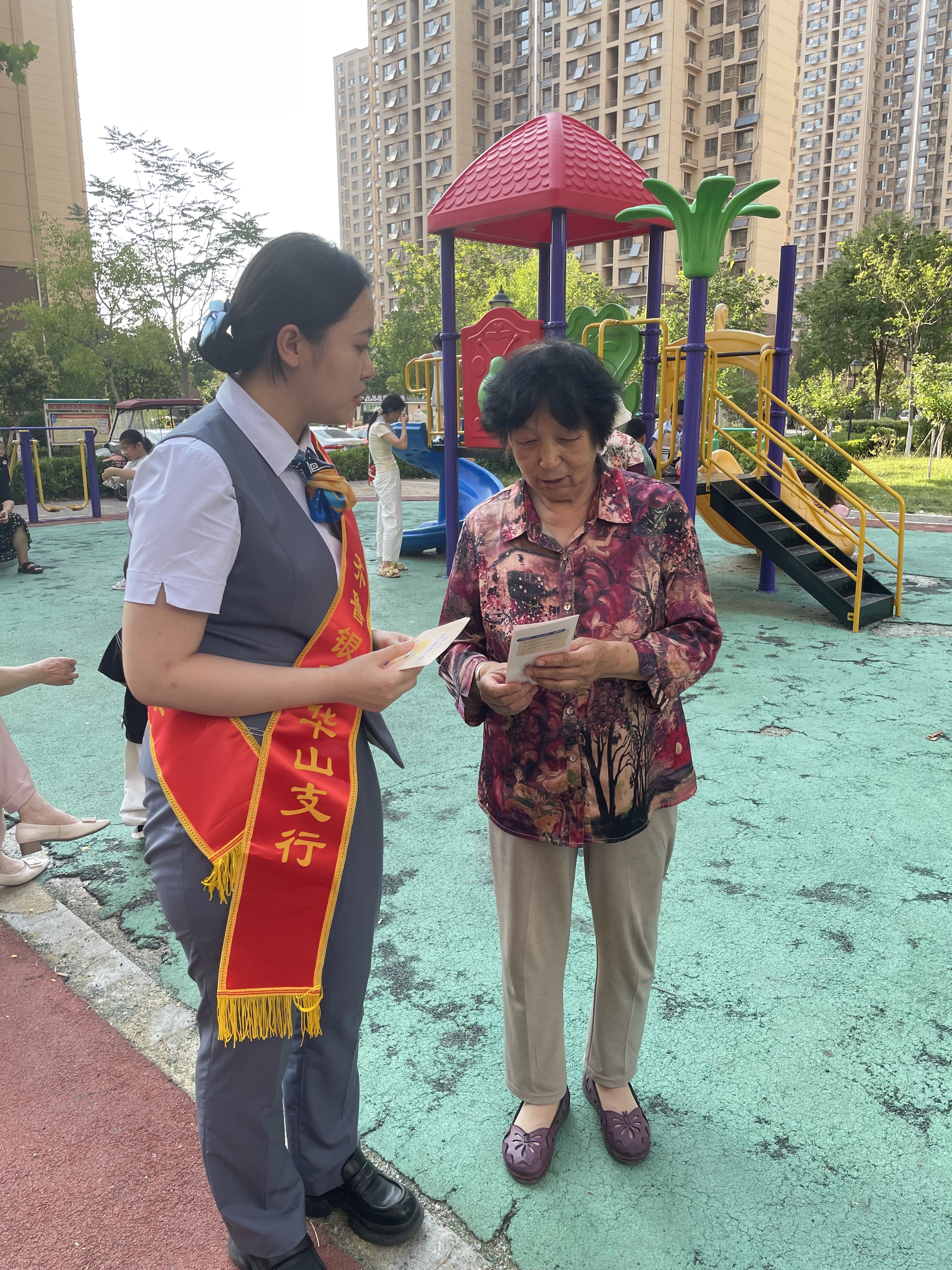 齐鲁银行华山支行“金融知识进社区”活动暖心启幕 筑牢居民“财富安全防线”