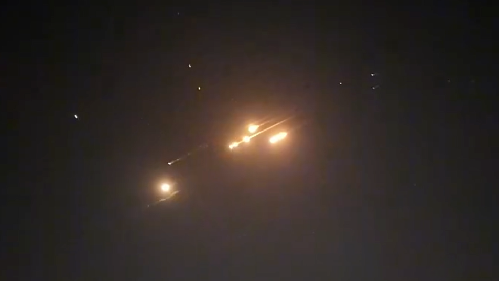 驻以记者报道时，头顶多方向出现伊朗导弹