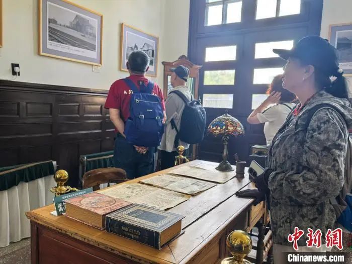 游客正在观看博物馆的陈列品。　石洪宇 摄