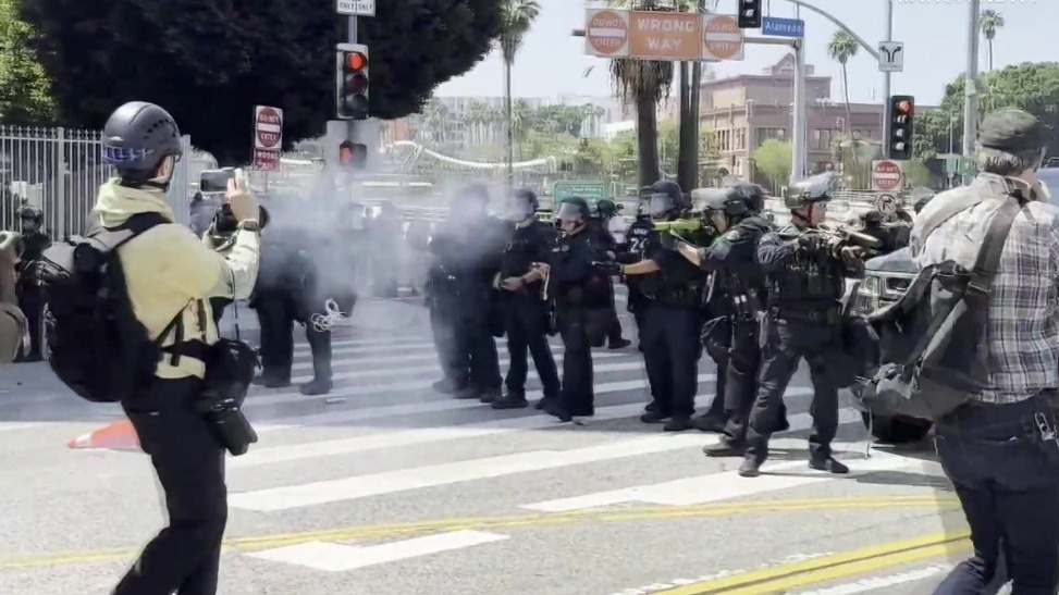 美国洛杉矶抗议者与国民警卫队发生冲突