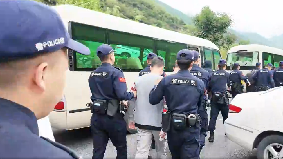 警方：出租车司机微信群煽动多人聚集拦车，23人被处罚