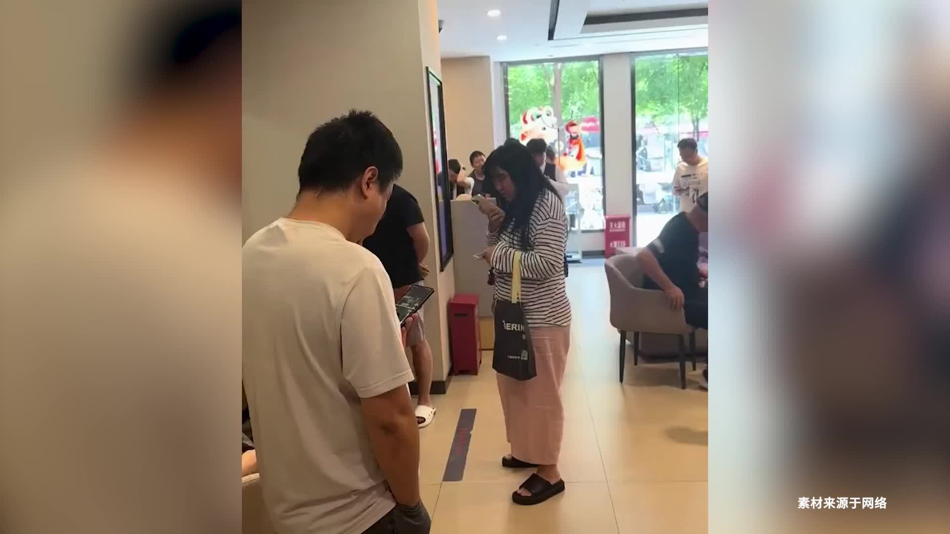 银行回应推出存5万元定期送labubu活动：咨询电话快被打爆了