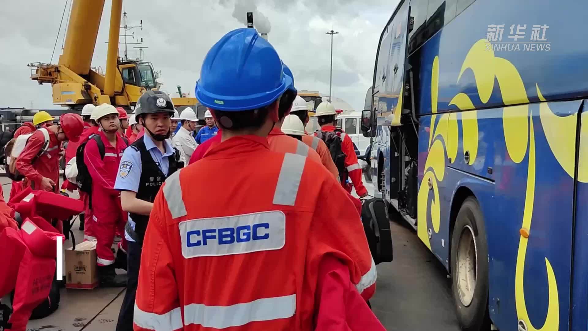 广东湛江撤离乌石油田海上作业人员防御台风“蝴蝶”