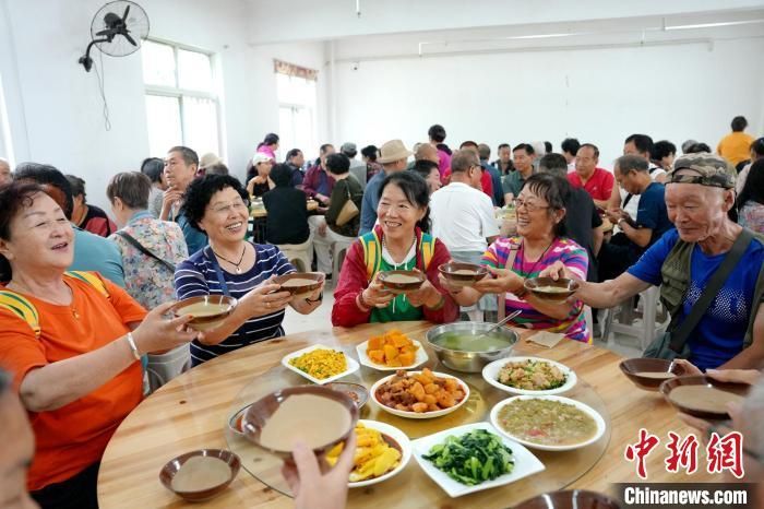 2025年6月，游客品尝留坝特色美食。　张威 摄