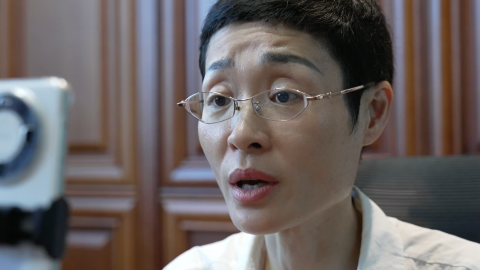 13岁丧母，父亲抛弃，高考志愿滑档，考研复试被刷，刘晓艳：真正的勇者不是流泪的人而是含泪奔跑的人