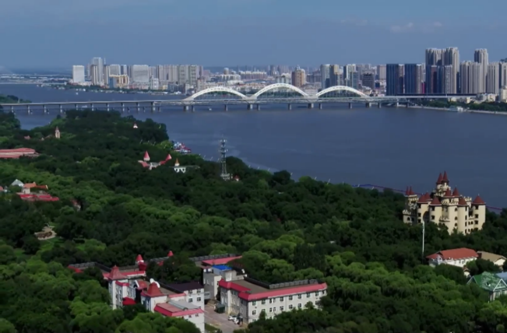 哈尔滨：十载守护湿地路 一城秀色半城景