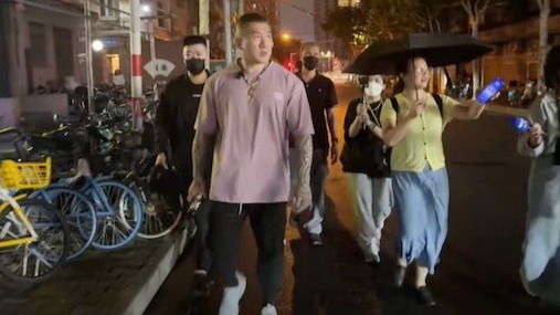 网红“馆长”上海行第二天，嘲讽岛内“青鸟”：打开你的小脑袋看看中国大陆吧