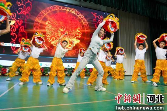 图为任丘市华北油田供应学校，老师正在教学生们舞狮。 刘禧龙 摄