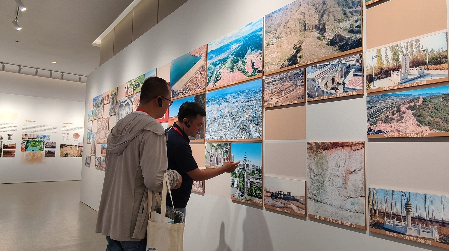 与会人员参观河北省第四次全国文物普查阶段性成果展。杨雯摄