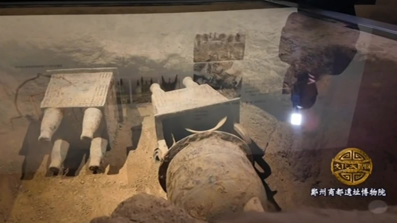 杜岭方鼎以雄浑的造型和精美的纹饰，诉说着三千多年前商王朝的灿烂文明