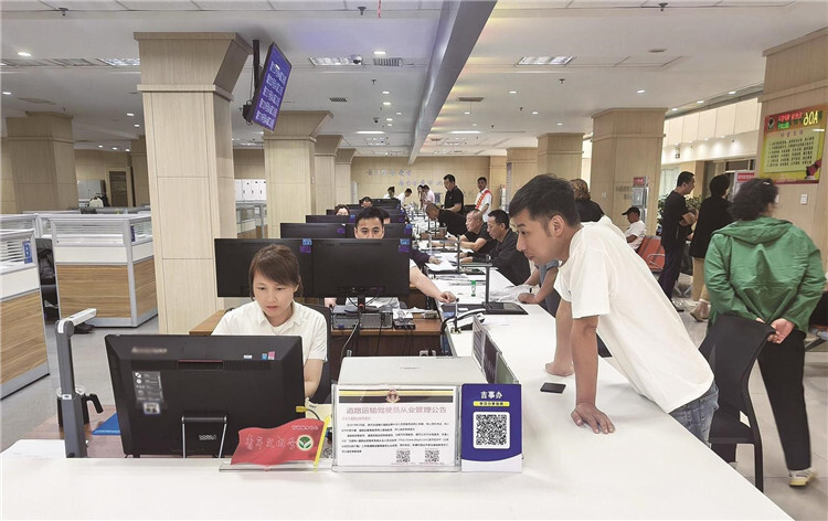 四平市政务服务中心的工作人员在为企业办理业务。齐广财 摄