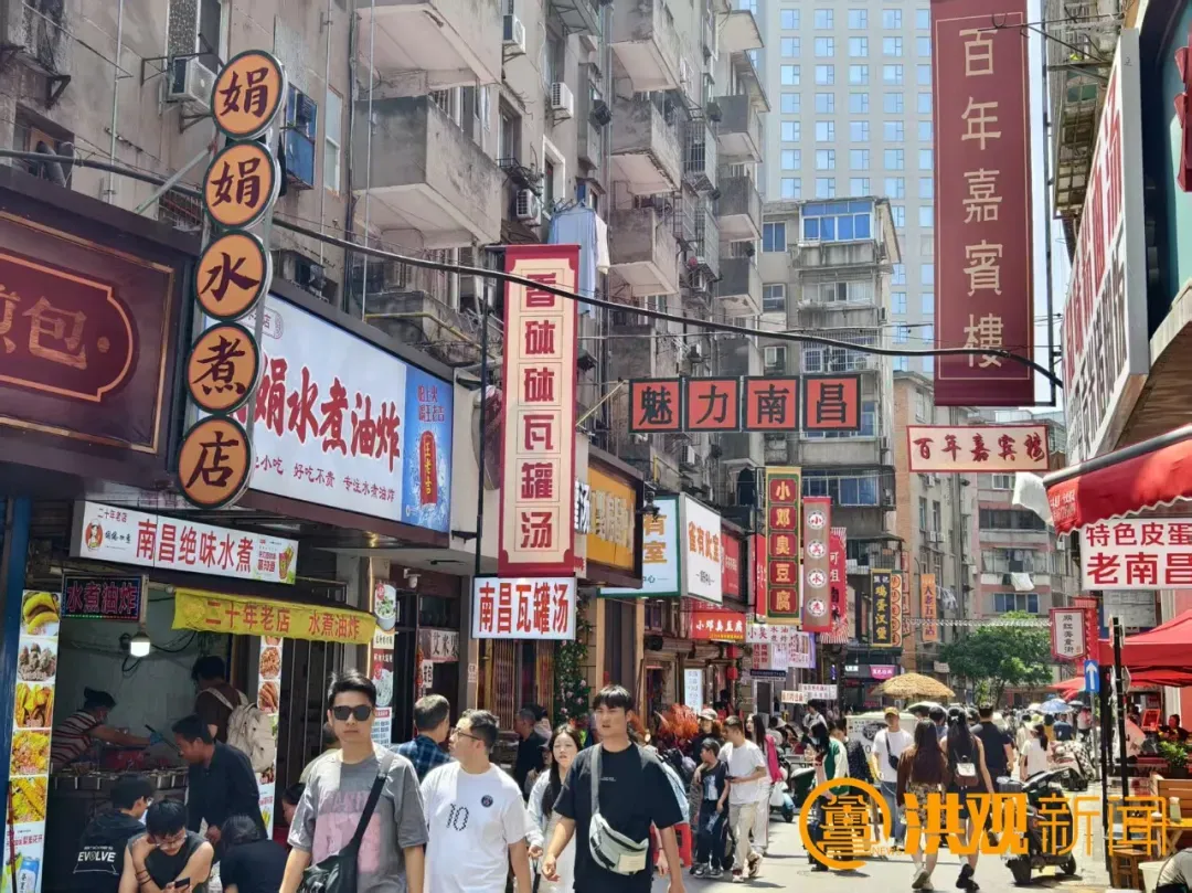大士院美食街区游人如织