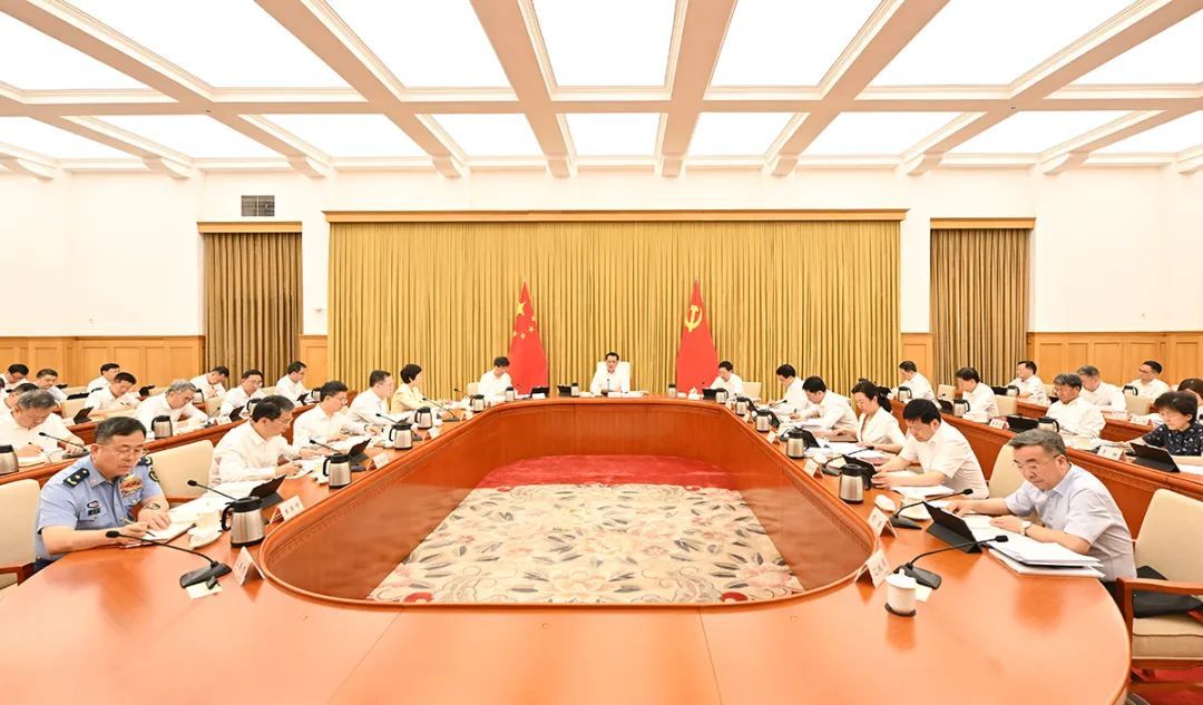 6月13日下午，市委常委会举行会议，市委书记袁家军主持并讲话。刘力 摄