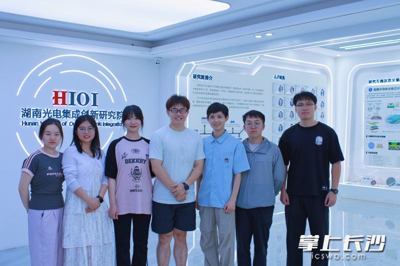 唐梓岚博士（中）跟团队在一起。