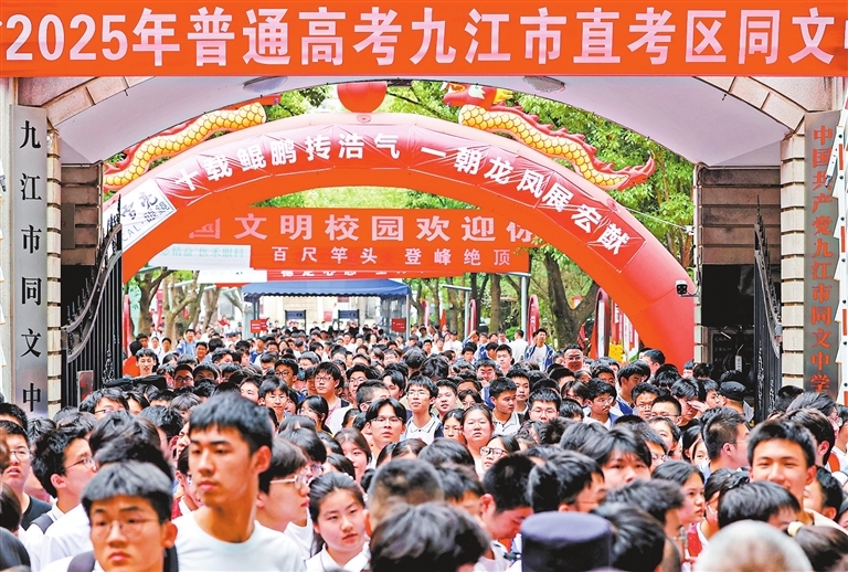 6月7日，九江5萬余名考生參加高考。（潯陽晚報記者 劉家 攝）