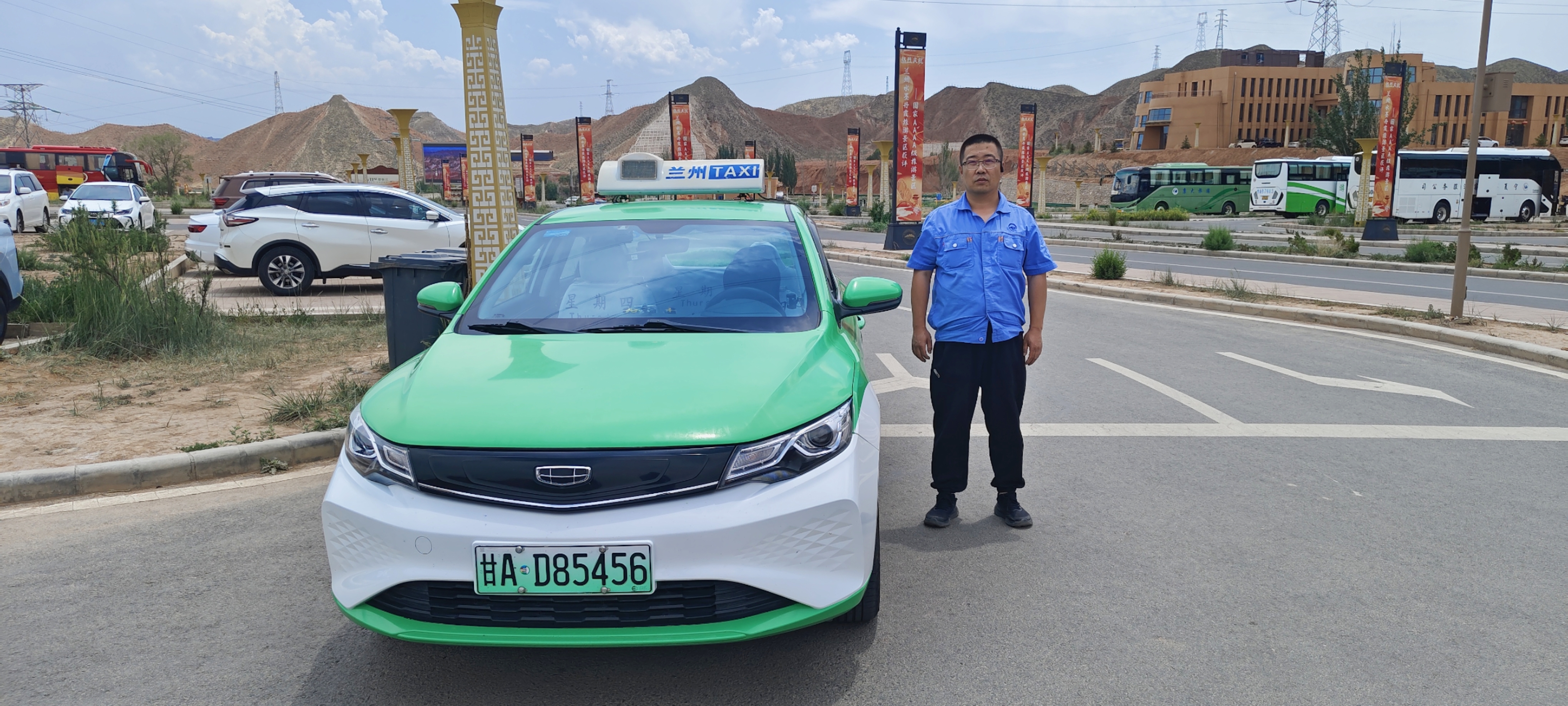 暖心！兰州出租车司机拾金不昧 跨越千里归(41443974)-20250613235720.jpg